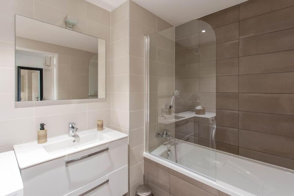 A7- 2 Bdr Sea & Mountain View - Ac, Parking, Pool & Terrace Apartment Antibes Exterior photo